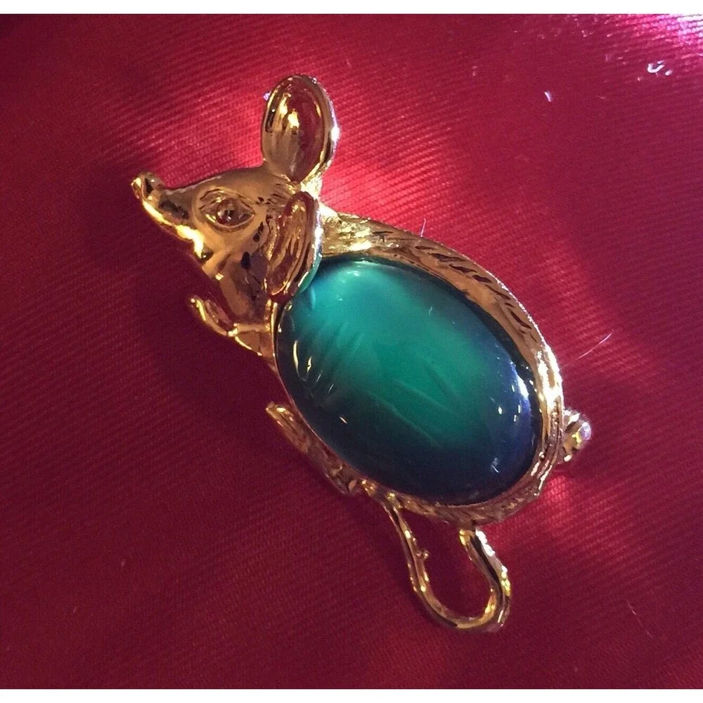 Vintage 1980s Mouse Brooch Green Onyx Scarab Cabochon Gold Plated - 7L